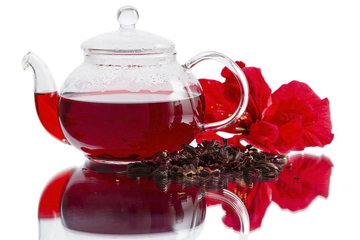 заварочный чайник с красным напитком