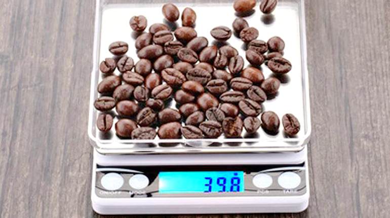 Зерна кофе на весах