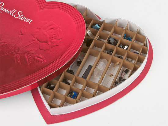 подарок - сюрприз для мужчины: коробка в виде сердца как хранилище для мелких деталей
