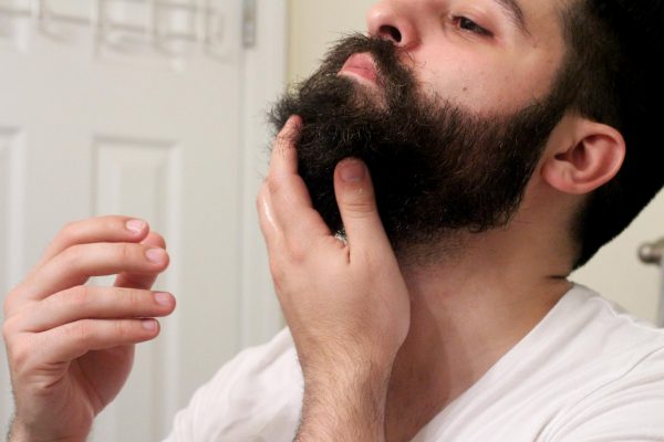 Нанесение льняного масла на бороду