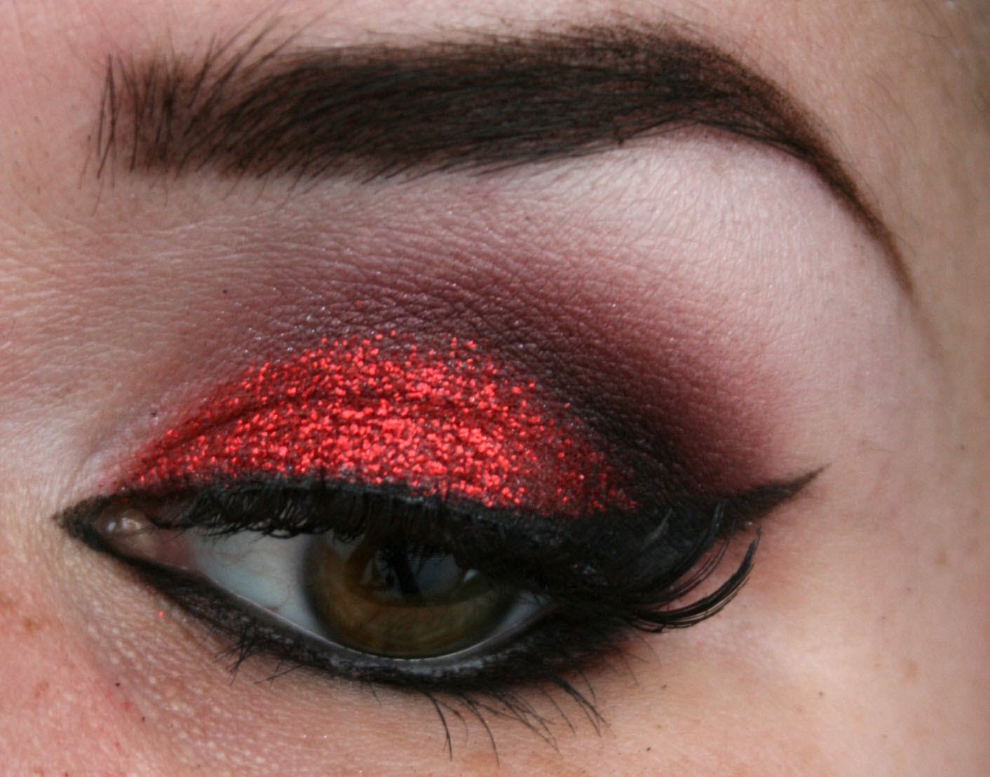 Черно-красный макияж с использованием теней
