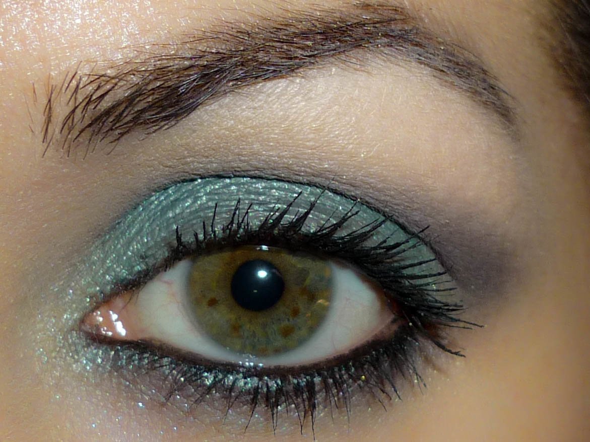Голубые тени подсвечивают зеленые глаза