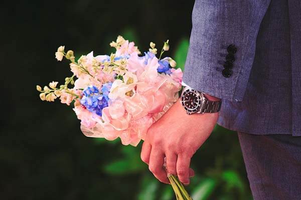 Как подарить жене цветы и угодить