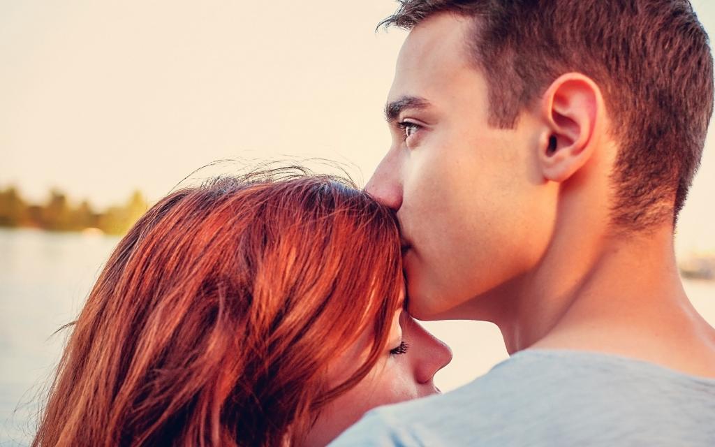 Парень целует свою возлюбленную.