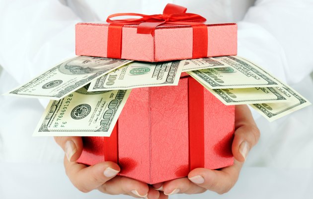 Как оригинально подарить деньги подруге на день рождения?