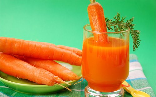 Морковный сок в стакане