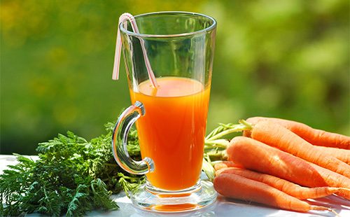 Стакан с морковным соком