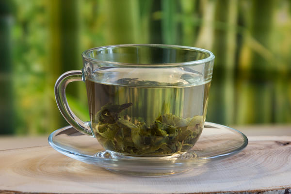 Зеленый и черный чай обладают мочегонным действием и способствуют выводу остатков алкоголя