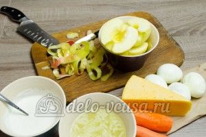 Салат из яблока, моркови и сыра: Яблоки очистить