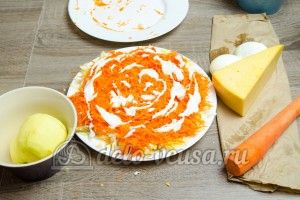 Салат из яблока, моркови и сыра: Трем морковь на средней терке