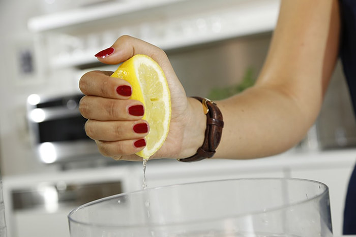 Лимонный сок поможет удалить грязь и устранить запахи