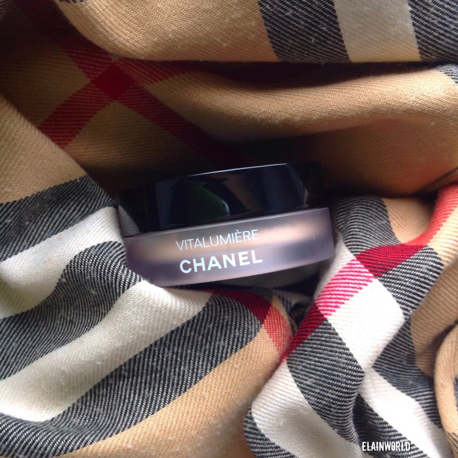 Chanel Vitalumiere Loose Powder Foundation with mini kabuki brush SPF 15 (№10)
