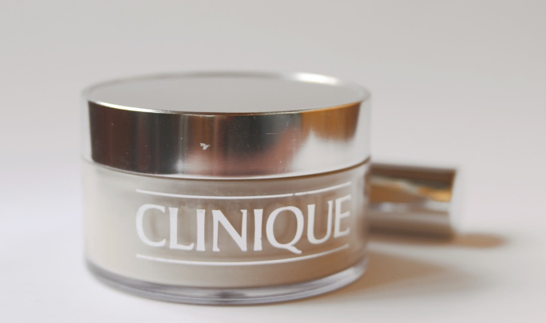 Незаменимая Clinique Blended Face Powder and Brush #20 Invisible Blend