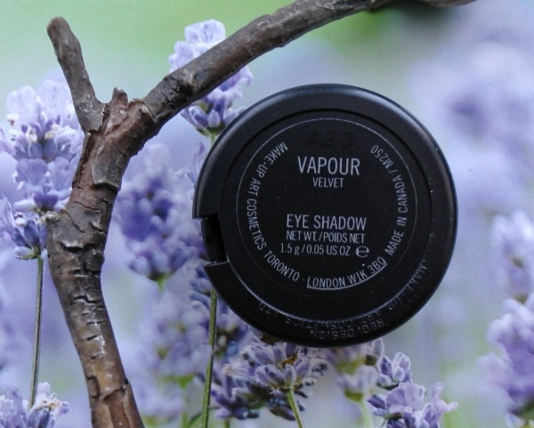 Из семейства Мас: Pigment Colour Powder Vanilla и Eye Shadow в оттенке # Vapour