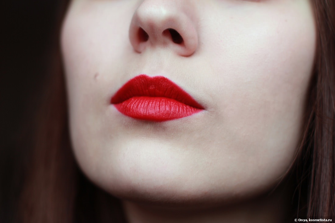 Сравнение идеальных красных: MAC Lipstick Retro Matte в оттенке Ruby Woo vs MAC Lipstick Matte в оттенке Russian Red