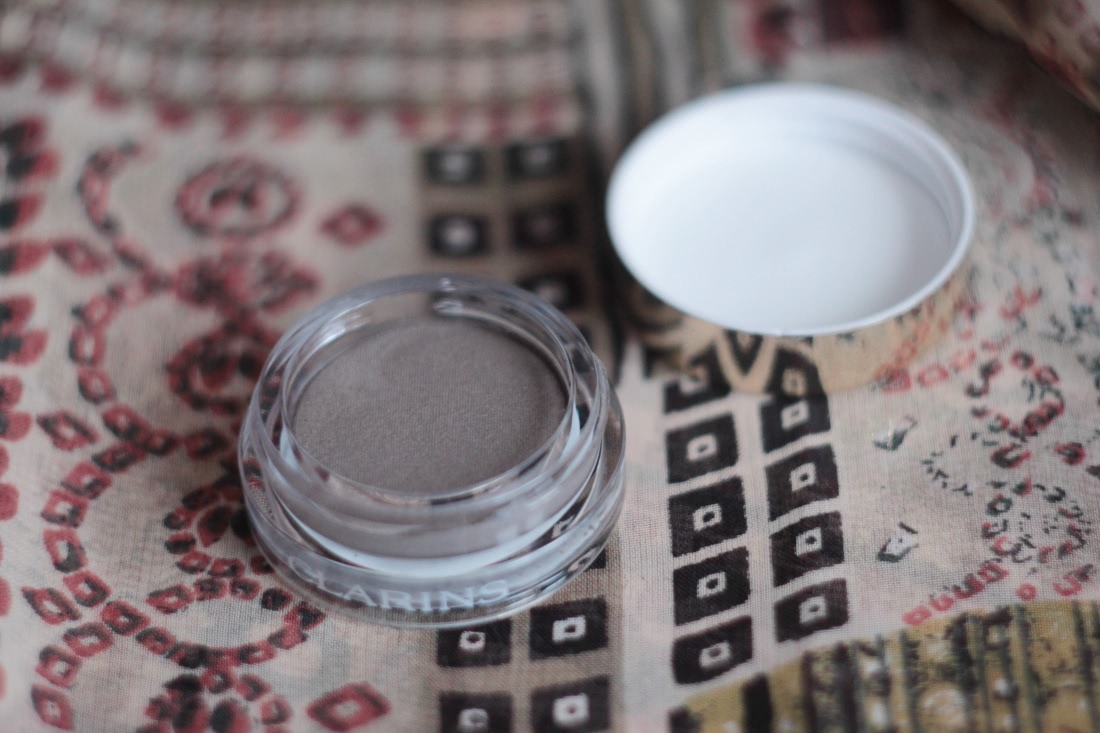Clarins Ombre Matte Cream-to-Powder Matte Eyeshadow Smoothing & Long-Lasting в оттенке 03 Taupe