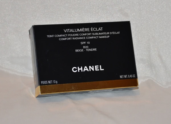 Компактная пудра-основа для сияния кожи Chanel Vitalumiere Eclat Comfort Radiance Compact Makeup SPF 10 в оттенке B 20