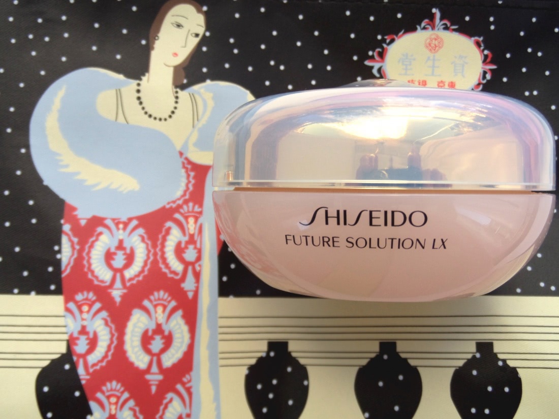 Запретный плод сладок.Рассыпчатая пудра Shiseido Future Solution LX Total Radiance Loose Powder