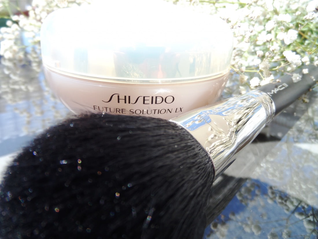 Запретный плод сладок.Рассыпчатая пудра Shiseido Future Solution LX Total Radiance Loose Powder