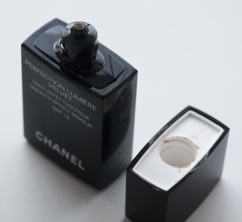 Черным по белому Chanel Perfection Lumiere Velvet foundation #10 и Chanel Le Blanc De Chanel Sheer Illuminating Base