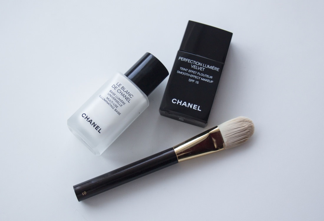 Черным по белому Chanel Perfection Lumiere Velvet foundation #10 и Chanel Le Blanc De Chanel Sheer Illuminating Base