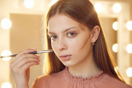 Техника нанесения макияжа. Как правильно наносить макияж? 5 этапов
