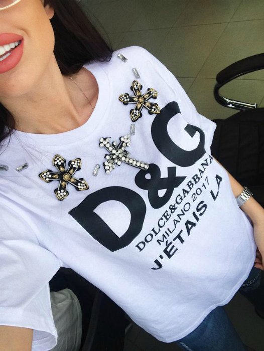 Логотип D&G на футболке