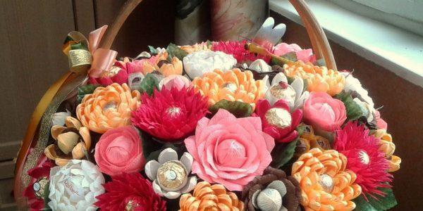 букет из конфет Лучшие и оригинальные идеи подарков своими руками на День рождения подруге, а так же советы по их оформлению