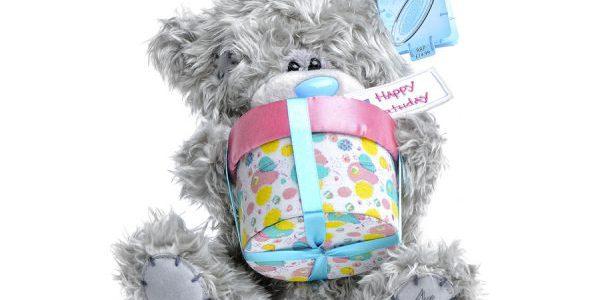 мишка с подарком Лучшие и оригинальные идеи подарков своими руками на День рождения подруге, а так же советы по их оформлению