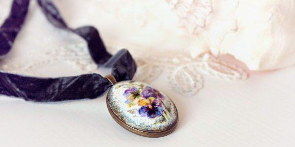 подвеска с лентой Лучшие и оригинальные идеи подарков своими руками на День рождения подруге, а так же советы по их оформлению