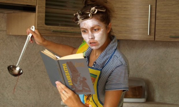 Женщина читает камасутру
