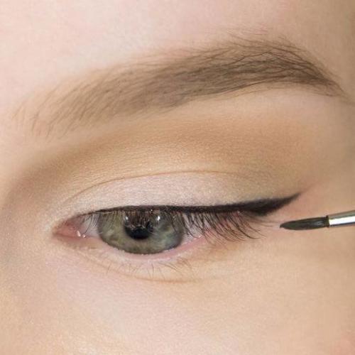 Как нарисовать стрелки тенями для глаз. Пошаговый макияж со стрелками и тенями