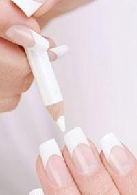 Используем карандаш для отбеливания ногтей