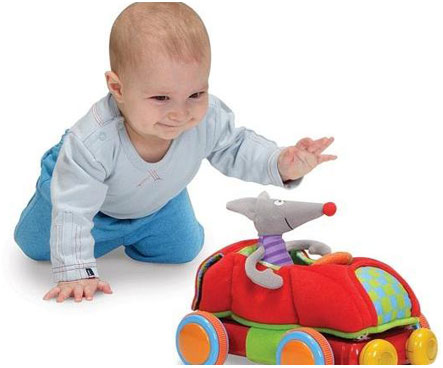 Годовалый ребенок играет с машинкой