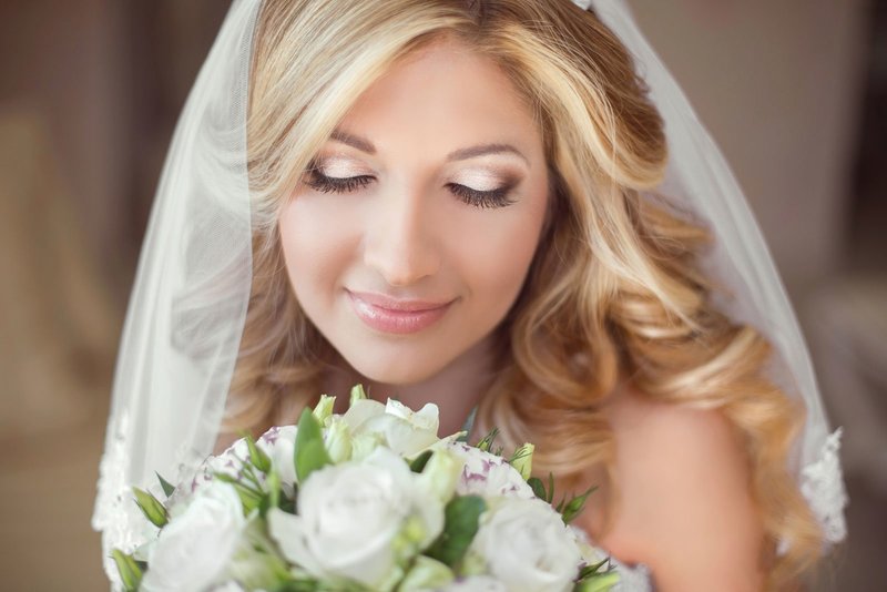 Нежный свадебный макияж для серых глаз