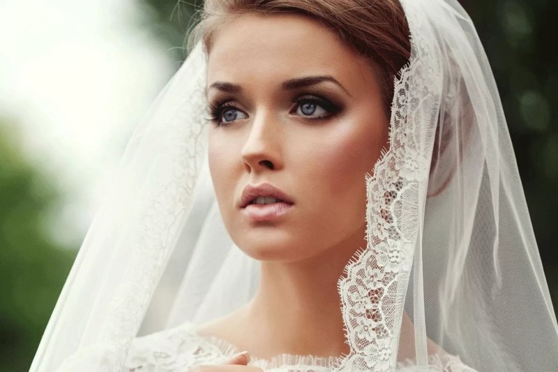 Выразительный макияж на свадьбу для голубых глаз