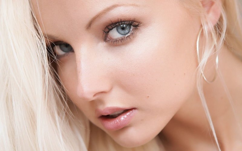 Нюдовый макияж для блондинок с серыми глазами