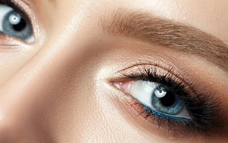Рельефная техника макияжа для голубых глаз