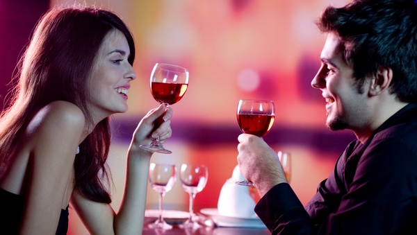 Романтический ужин вдвоем — беспроигрышный вариант для подарка мужу 