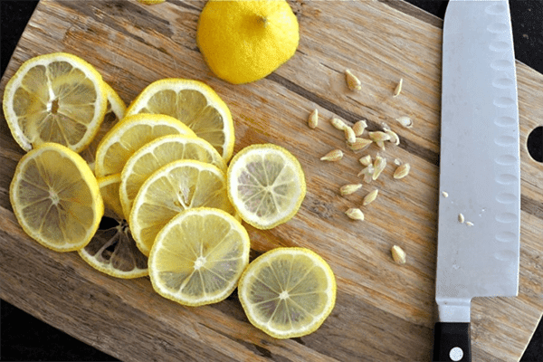 Нарезанный лимон и лимонные косточки