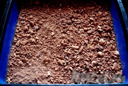 В форму (тут квадратная силиконовая мягкая) выложить половину теста с какао и разровнять.