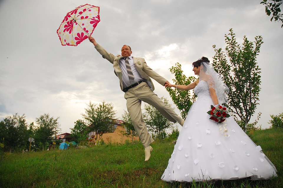 Из-за нестабильной демографической ситуации в стране женихам и невестам приходится приспосабливаться. Фото: Алексей ФОКИН
