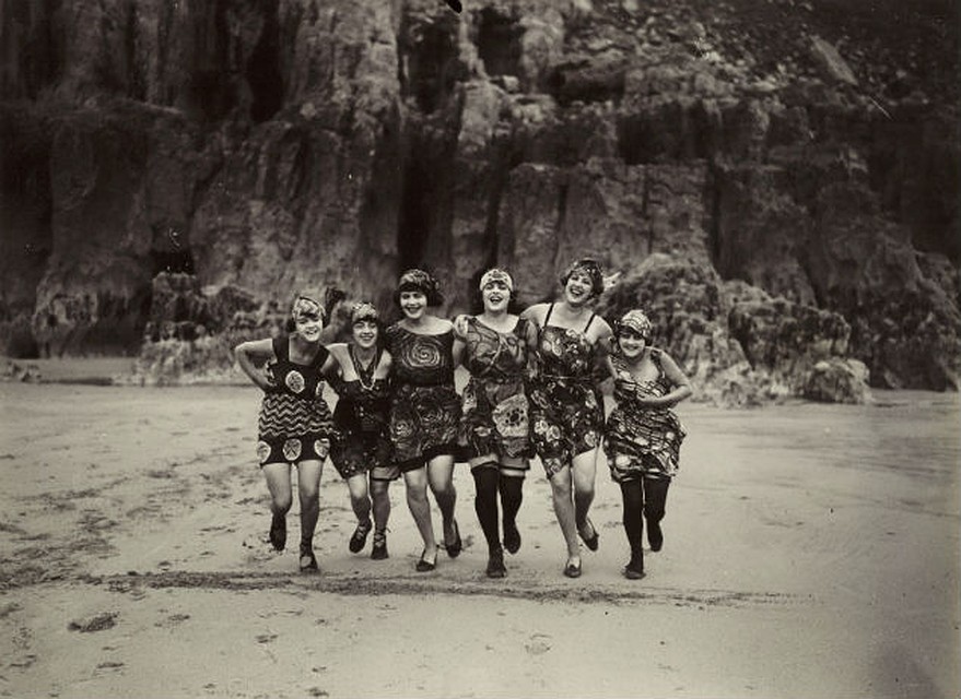 Смелый для 1925 года кадр. Сделан в Великобритании. Женщины бегут по пляжу, обнажая ноги. Фото: GLOBAL LOOK PRESS