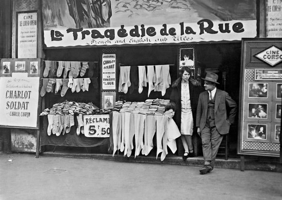 Торговля чулками в Париже. Год съемки неизвестен Фото: GLOBAL LOOK PRESS