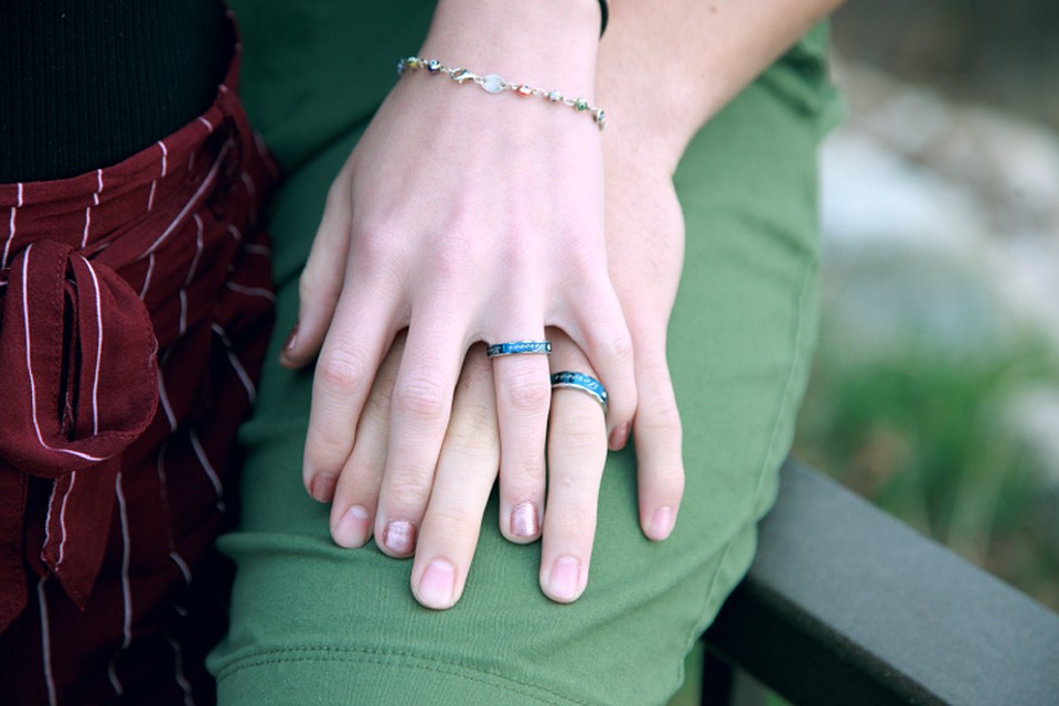 Парные кольца могут быть не только обручальными. Фото: freepik. 