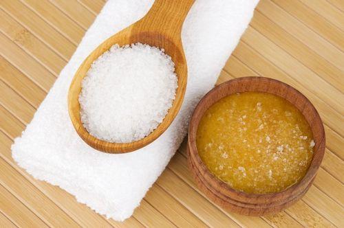 Мед с солью в бане. Как использовать мед в бане?