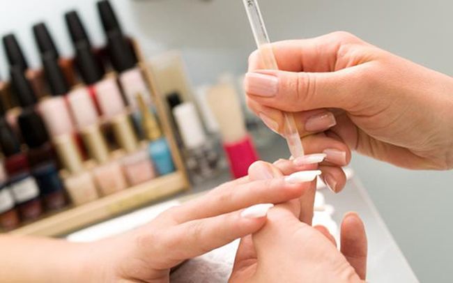 Неправильное применение косметических процедур может привести к слоению ногтей