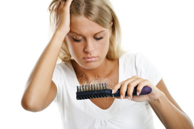 Выпадение волос - это естественный процесс, который происходит у каждого человека. Однако если количество выпавших в день волос превышает 100, следует забеспокоиться о состоянии организма