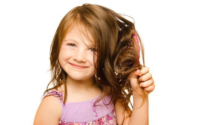 У детей волосы могут выпадать из-за гормональной перестройки