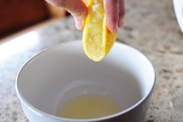 Сок лимона нейтрализует запах